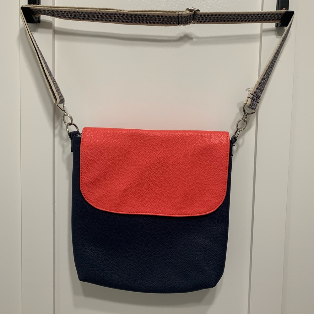Thirty One brand crossbody with changeable flap